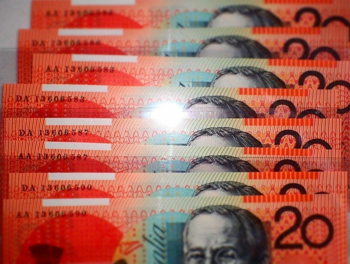 Australia 2013 $20 Stevens/Parkinson AA13 & DA13 Matching Serials Uncirculated Banknotes